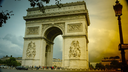 Fototapeta na wymiar Triumphal Arch in Paris with traffic 