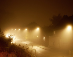 Einsame Straße am Abend mit dichtem Nebel 