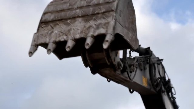 grue avec pelleteuse en action (video slow motion)
