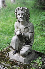 Fototapeta na wymiar Grabfigur, Gefallener Engel auf Friedhof