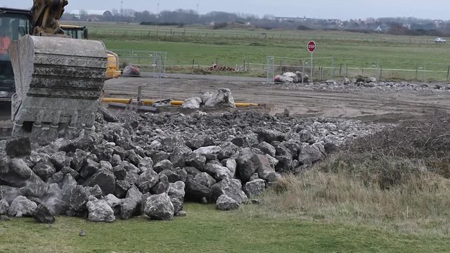 grue avec pelleteuse en action (video slow motion)