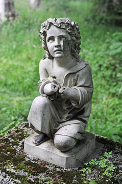 Grabfigur, Gefallener Engel auf Friedhof