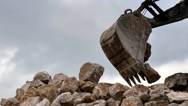 grue avec pelleteuse en action (video slow motion)