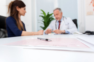 Obraz premium Doctor talking to a patient