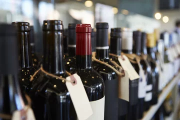 Crédence de cuisine en verre imprimé Bar Bottles Of Wine On Display In Delicatessen