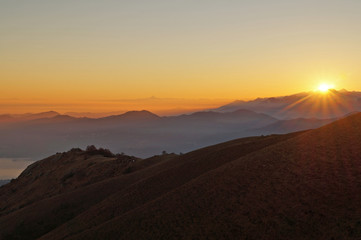 Sole al tramonto paesaggio di montagna Lago d'Orta Italia