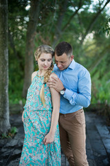 Муж обнимает беременную жену 