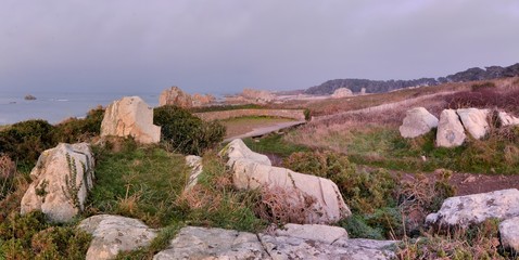 Les roches et la mer en soirée à Plougrescant en Bretagne