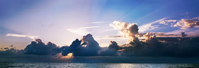 Photo sur Plexiglas Plage de Seven Mile, Grand Cayman Panorama de nuages au coucher du soleil sur Seven Mile Beach, Grand Cayman
