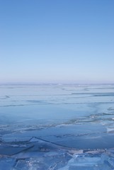 Obraz premium Viwe on Lake Balaton frozen in winter