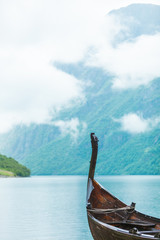 Fototapety  Stara drewniana łódź wikingów w norweskiej przyrodzie