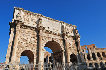 Fototapeta na wymiar Roma, Fori Imperiali: Arco di Costantino e Colosseo