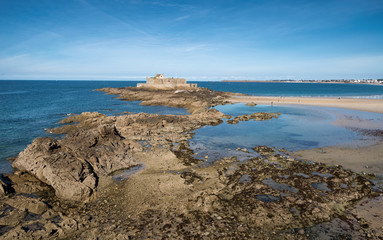Fototapeta na wymiar Rocks going to fort national in Saint-Malo, France
