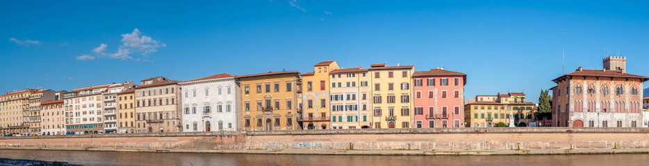 Fototapeta na wymiar Quais de l'Arno à Pise en Italie