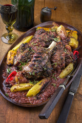 Lammhaxen mit Kartoffel in Burgunder Sauce