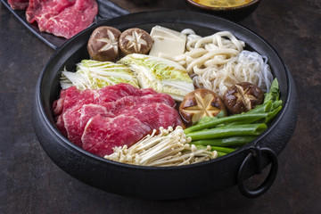 Sukiyaki in traditionellen japanischen Topf