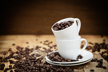 Kaffeebohnen in Espresso Tassen 