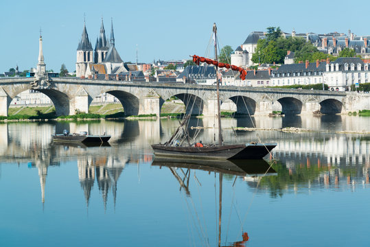 Kähne auf der Loire vor der Stadt Blois, Frankreich