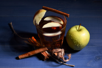 Glass of juice, apple and cinnamon © be free