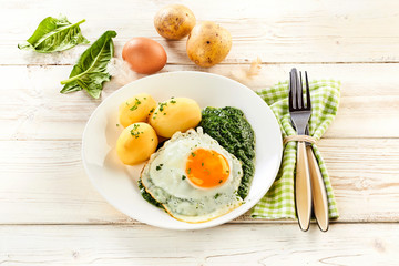 Fried egg, pureed spinach and baby potatoes