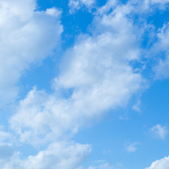 Blauer Himmel mit Wolken