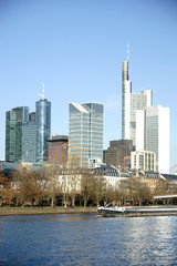 Fototapeta premium Skyline Bankenviertel Frankfurt / Die Skyline des Bankenviertels in Frankfurt hinter dem Fluss Main.