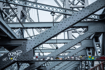Estructura de metal de un puente arquitectura
