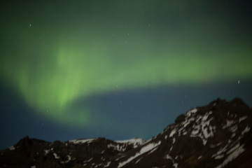 Aurora boreal con montaña en Islandia