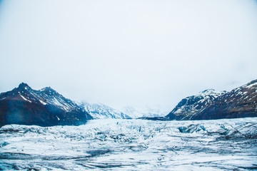 Fototapeta na wymiar Glaciar con montaña en Islandia