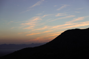 Atardecer tras la montaña