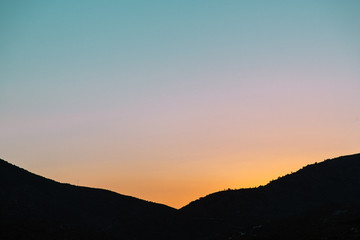 Atardecer tras la montaña