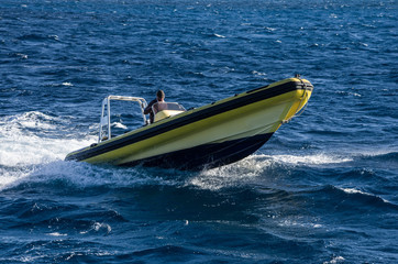 gommone giallo sulle onde