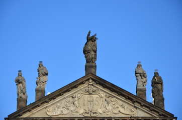 Fototapeta na wymiar Статуи на крыше