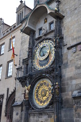 Оригинальные часы на здании