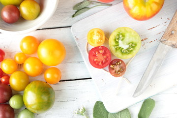 frische bunte Tomaten tisch holz top view herz Brett 