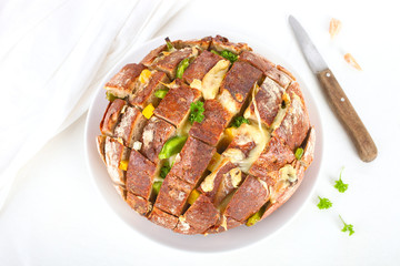 Zupfbrot mit Paprika und Käse