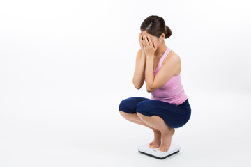Fototapeta na wymiar 体重をはかる女性
