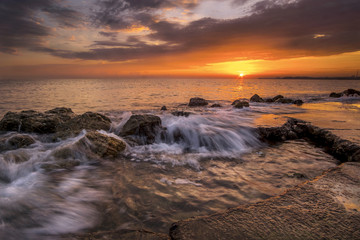 Obraz premium flowing wave in beautiful sunrise