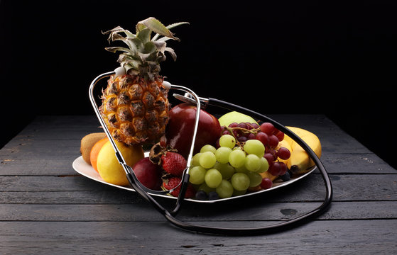 Frische Früchte mit Stetoskop - Fitness und Gesundheit Konzept