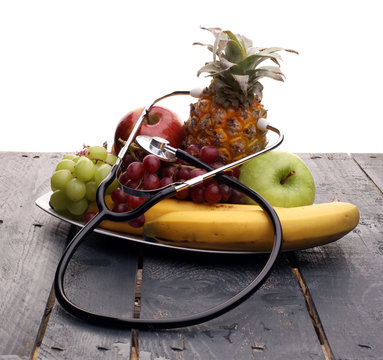 Frische Früchte mit Stetoskop - Fitness und Gesundheit Konzept