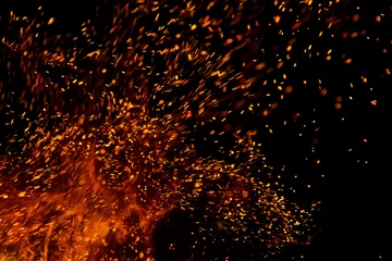 Photo sur Plexiglas Flamme flammes de feu avec des étincelles sur fond noir