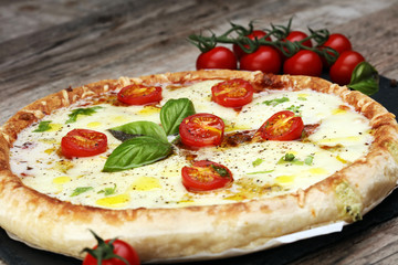 Pizza Margharita mit Tomaten, Basilikum und dicker Kruste