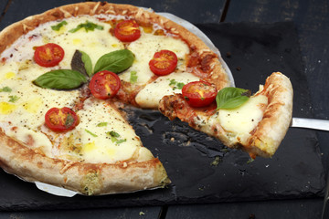 Pizza Margharita mit Tomaten, Basilikum und dicker Kruste