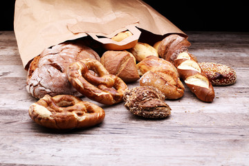 Verschiedene Brötchen und Brot