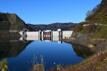 寒河江ダム ／ 山形県西川町にある県内最大のダムです。ダムによって形成された人造湖は、月山より名を取って月山湖（がっさんこ）と命名され、財団法人ダム水源地環境整備センターが選定する、ダム湖百選に選ばれています。