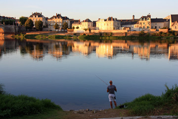 Fototapeta na wymiar Saumur et la Loire au crépuscule en été, France