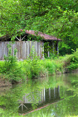 Cabane au bord d'une rivière