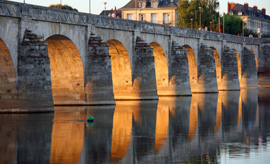 Le pont Cessart sur la Loire au coucher du soleil à Saumur, France