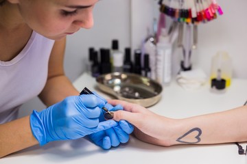 Manicurist master makes manicure