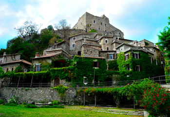 Fototapeta na wymiar Borgo Ligure di Castelvecchio di Rocca Barbena
